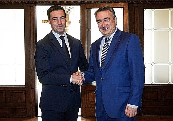 Imanol Pradales con Aitor Esteban en Ajuria Enea.