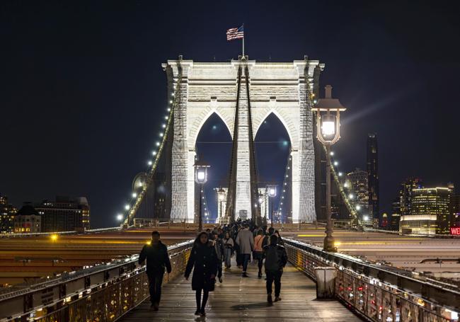 El puente de Brooklyn también es toda una experiencia por la noche.