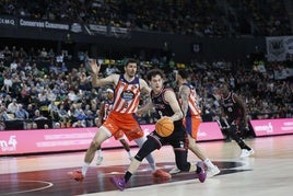Rubén Domínguez conduce el balón en el partido contra el Coruña en Miribilla.