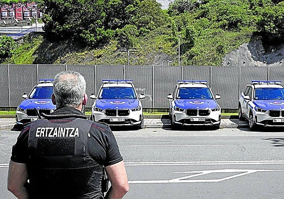 Unidades de los BMW X1 aparcados junto a San Mamés en la reciente final de la Europa League.
