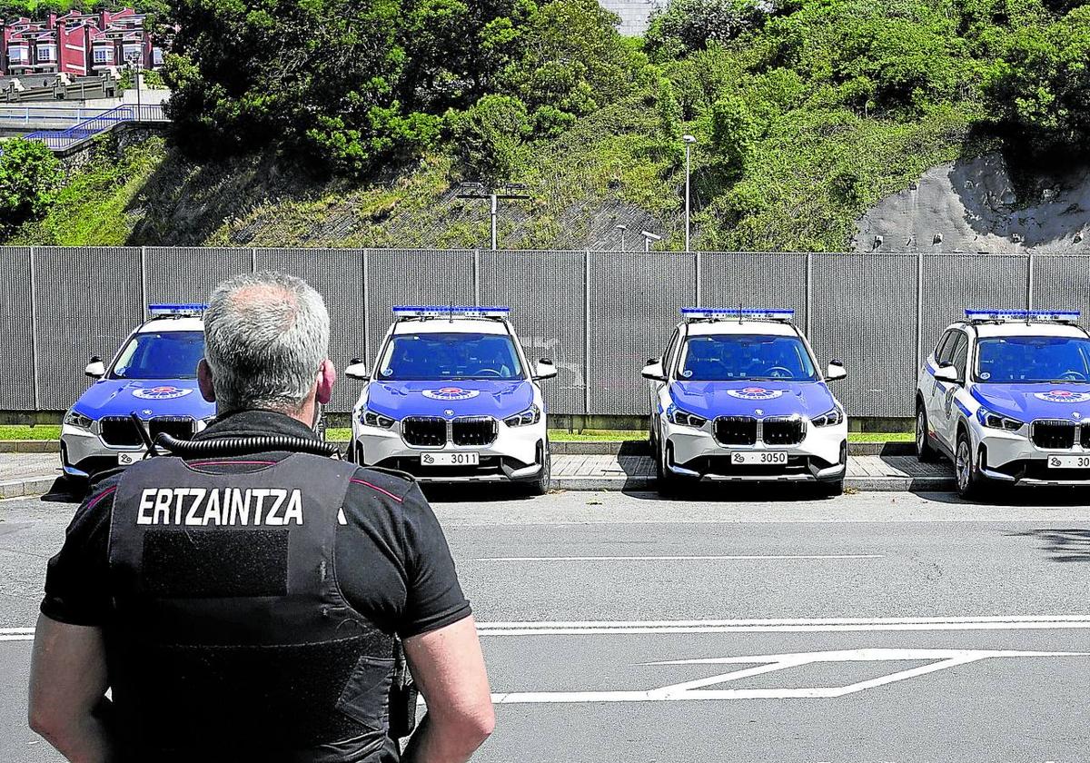 Unidades de los BMW X1 aparcados junto a San Mamés en la reciente final de la Europa League.
