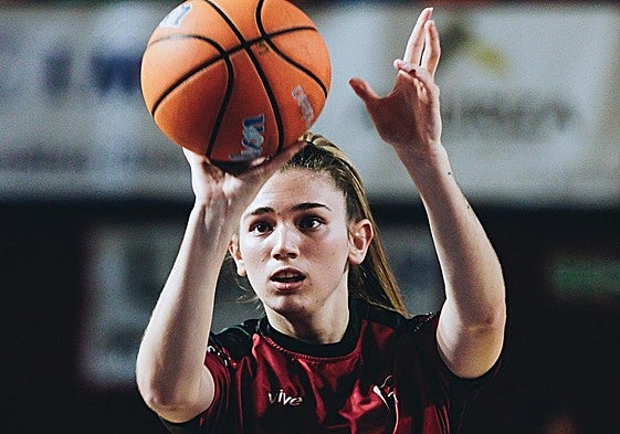 Naia Zubiaga, en una sesión de tiro con el Lointek Gernika