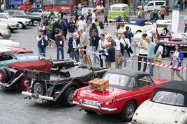 Exposición de coches clásicos en el Teatro Arriaga.