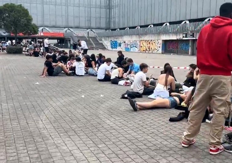 Cientos de personas hacen cola desde primera hora para ver a Myke Towers en el BEC