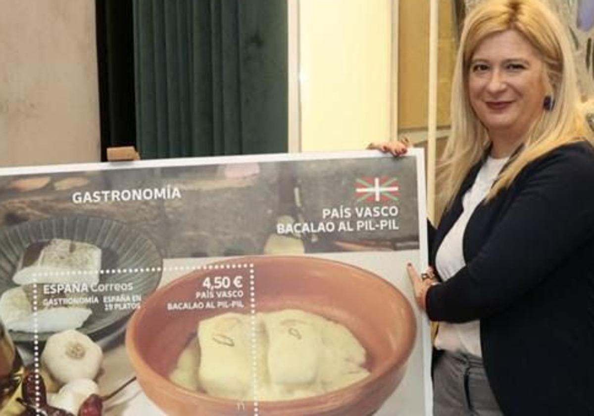 Leire Díez Castro en la presentación del sello del bacalao al pilpil en Bilbao durante su etapa como directora de Filatelia de Correos.