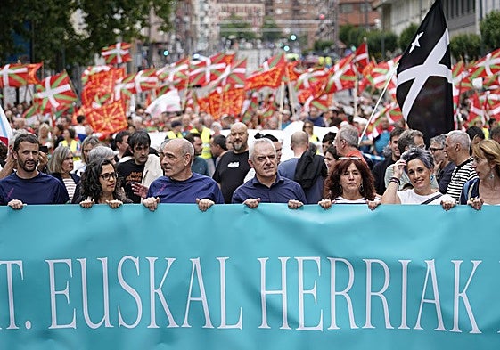 La manifestación ha partido a media tarde desde La Casilla y ha recorrido Autonomía y Hurtado de Amézaga hasta el Ayuntamiento.