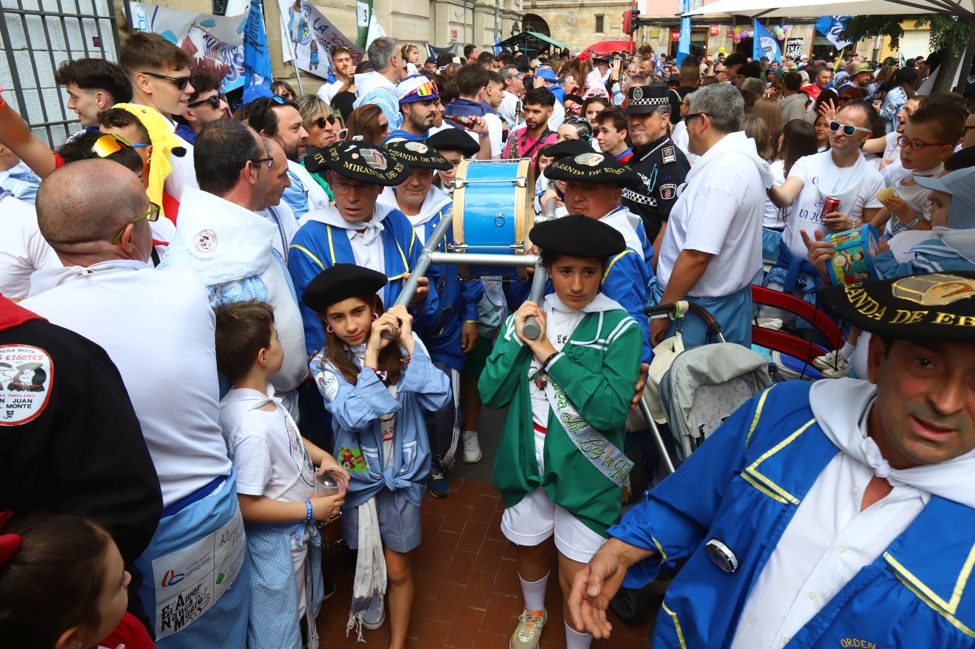 A los más pequeños les costó llegar con el Bombo hasta el Ayuntamiento.
