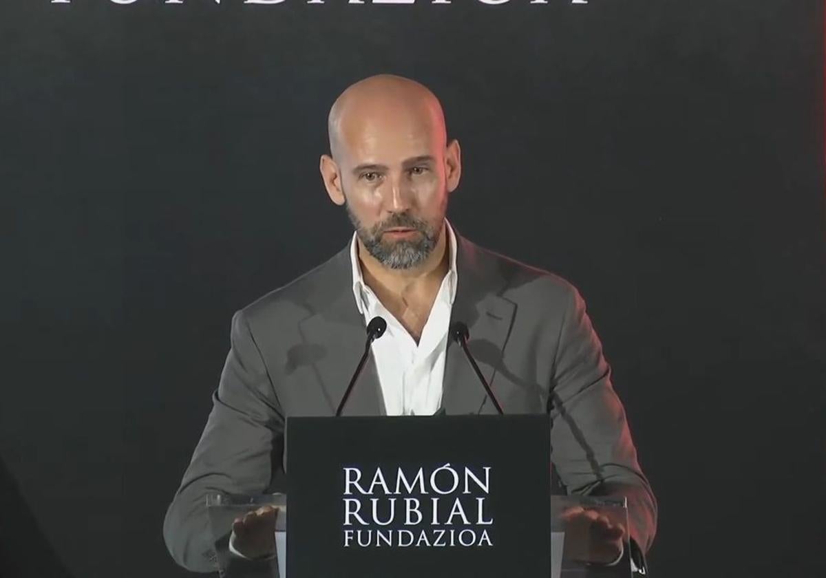 Gonzalo Miró defiende el euskera en Bilbao: «Para que no penséis que en Madrid somos todos igual de catetos»