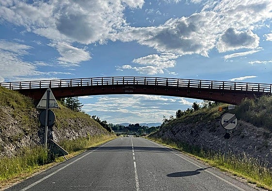 La nueva pasarela entre Zabalgana y Armentia ya está operativa