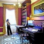 La decoración interior remite a los años 1837-1839, cuando Dickens vivió allí.