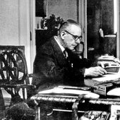 El escritor, trabajando en su despacho en una imagen de sus últimos años.