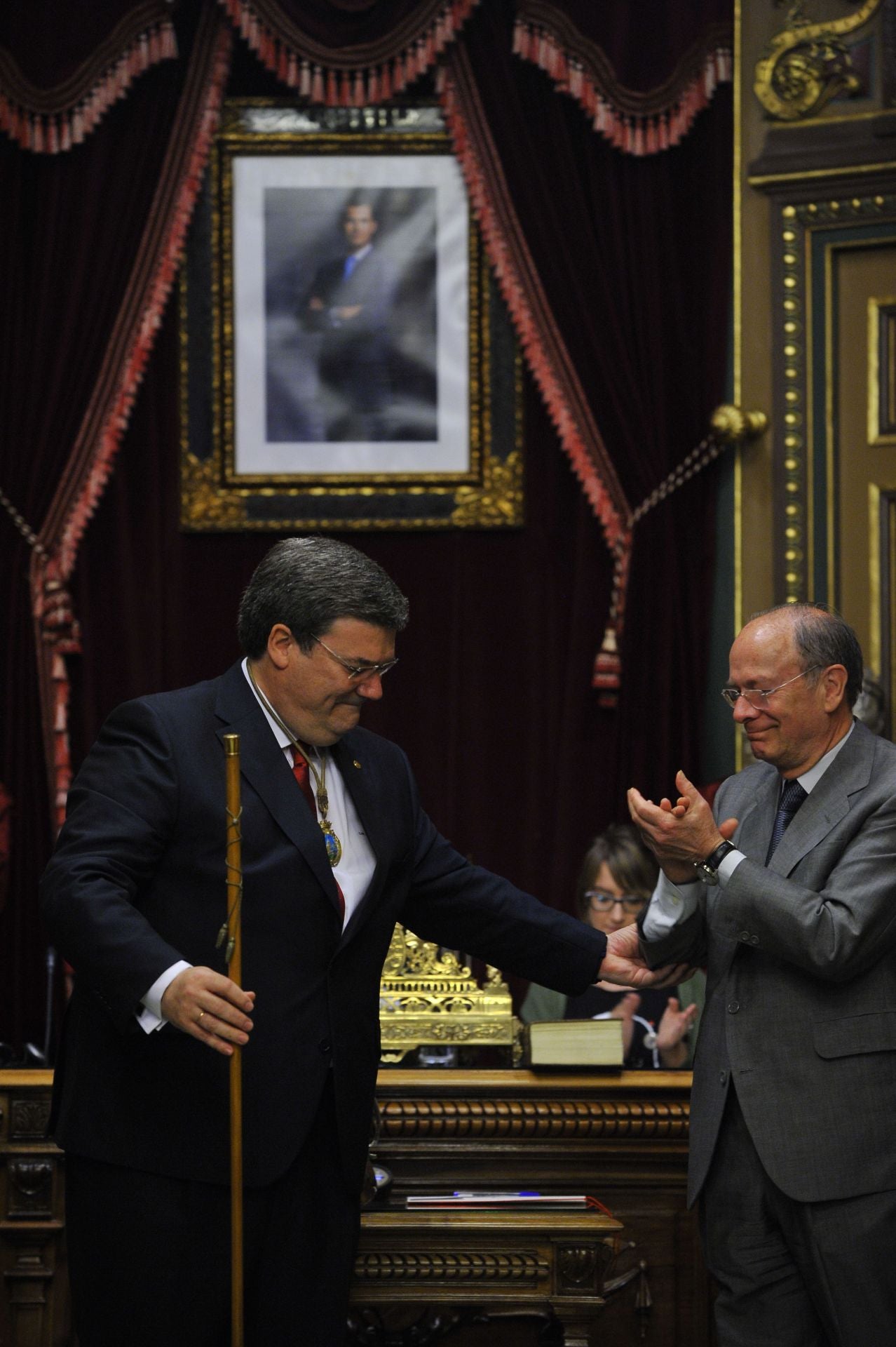 Aburto, junto con su antecesor en el cargo, Ibon Areso, el día de su primera investidura, el 13 de junio de 2015.