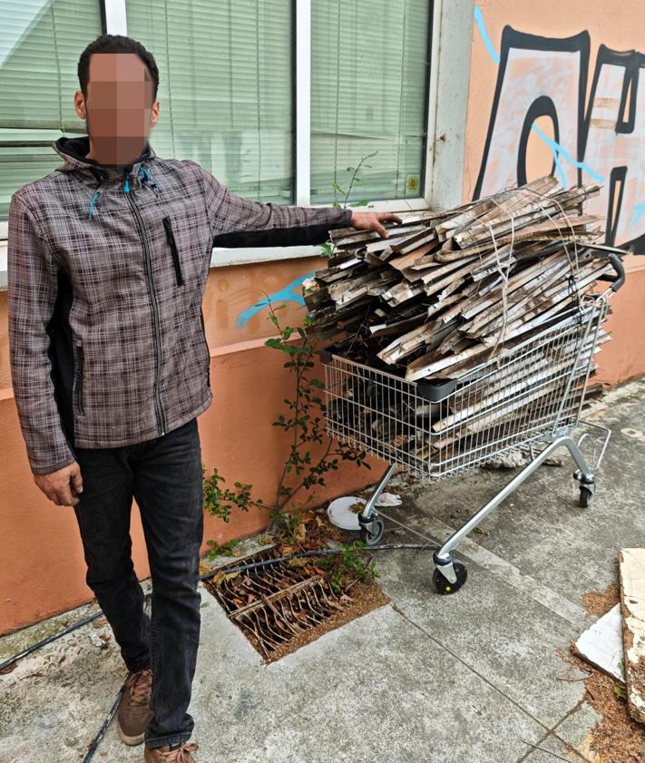 Imagen secundaria 2 - Mamadou, con la pulsera de localización, recoge cable. Estado actual de una oficina de URSSA. Otro okupa preparado para salir con un carrito de supermercado lleno de material sustraído.