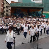 Un millar de voces desfilan por Barakaldo en el Día Coral de Bizkaia