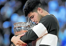 Alcaraz abraza su segundo Roland Garros.