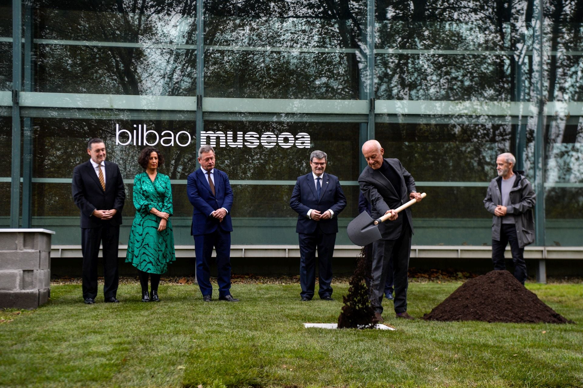 Colocación de la primera piedra en la ampliación del Museo de Bellas Artes junto al arquitecto Norman Foster en 2022.