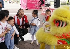 Bailes, artes marciales, paseos en kayak por la ría… Así celebra la comunidad china de Euskadi el festival 'Barco de Dragón' en Bilbao