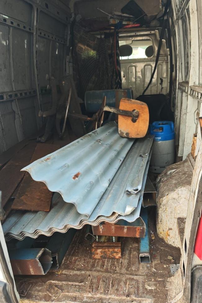 Furgoneta interceptada en la zona de URSSA y EGA con material robado.