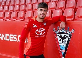 Hugo Rincón posa en Anduva.