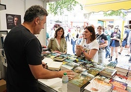 Mikel Santiago, firmando ejemplares este domingo en la Feria del Libro de Bilbao.