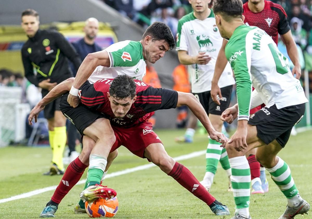 Panichelli, en plena lucha para proteger el balón en el centro del campo.