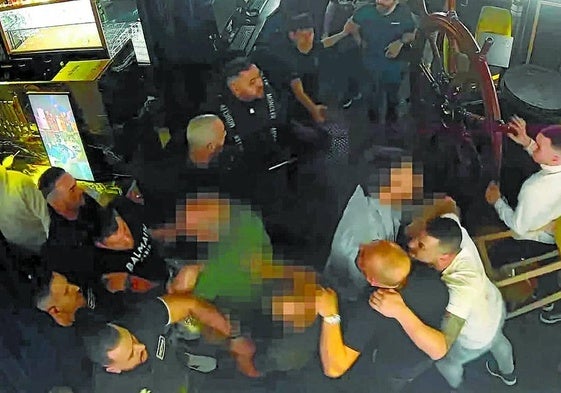Imagen grabada por las cámaras de seguridad del local donde se produjo el enfrentamiento.