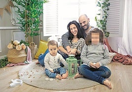 Nereida y su pareja David, con el pequeño Ekai y su hermana mayor, en una foto de familia.