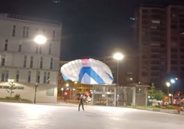 Un paracaidista aterriza en el centro de Bilbao en plena noche