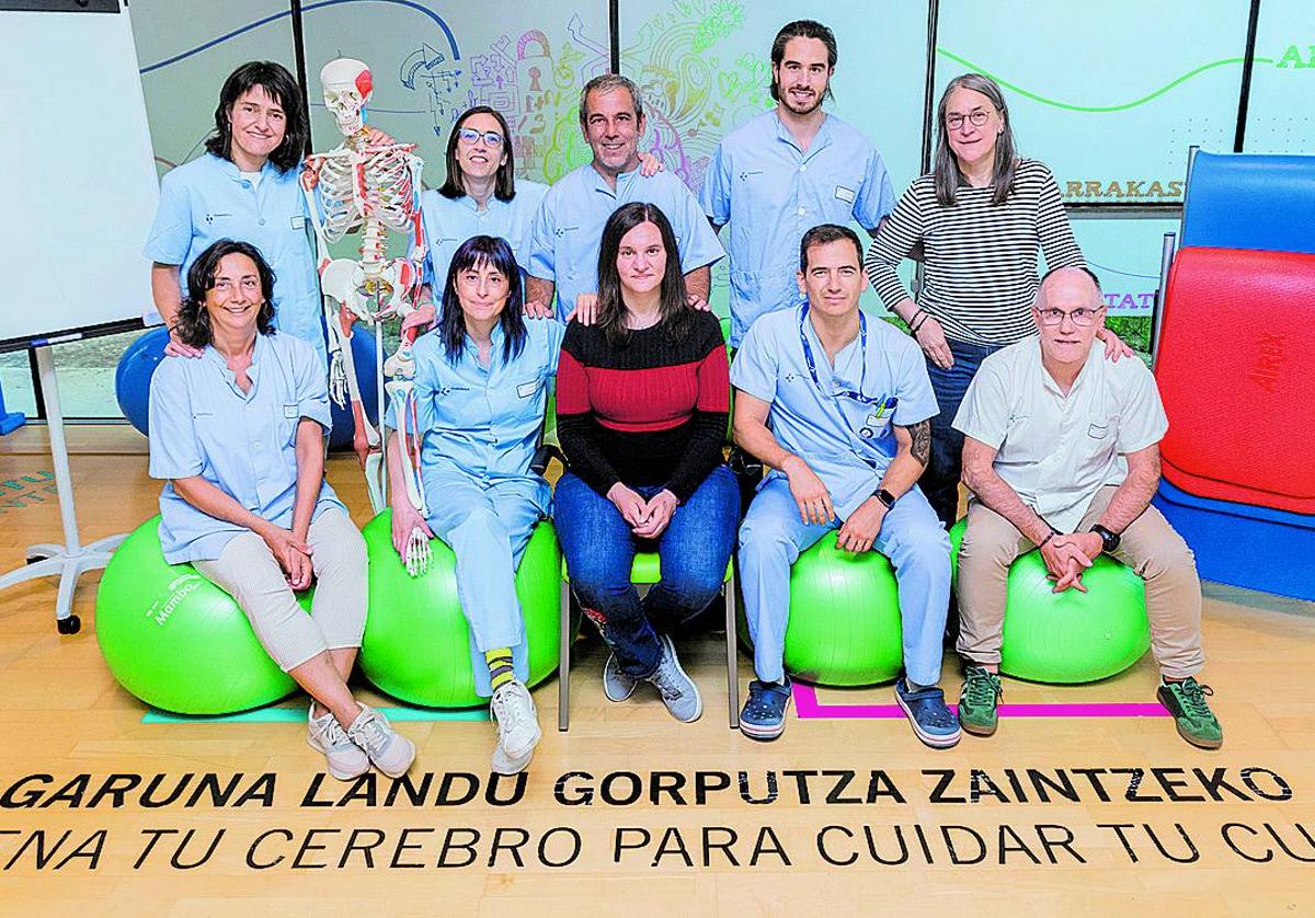 Esti Arce, en el centro, rodeada del equipo de profesionales de la Unidad de Afrontamiento Activo del Dolor.