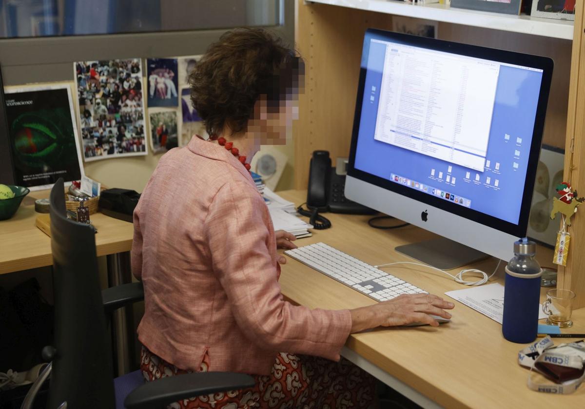 Una empleada ajena a los hechos trabaja en su puesto de trabajo en una oficina.