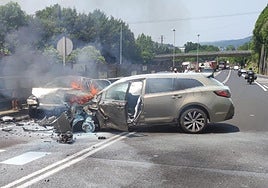 Uno de los vehículos implicados en el accidente ha acabado en llamas.