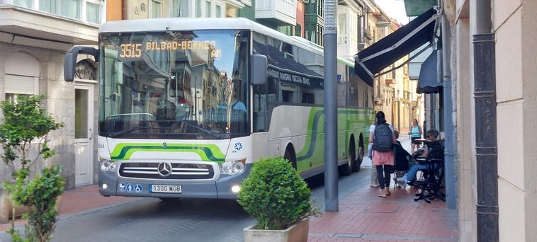 Una unidad de Bizkaibus circula en dirección a Bermeo por la estrecha calle Goiko Kalea de Mundaka.