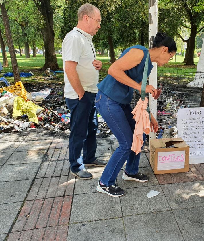 Imagen secundaria 2 - Los mirandeses fueron dejando sus donativos.