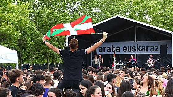La huelga de jardineros obliga a trasladar el Araba Euskaraz a Mendizorroza, El Prado y Armentia