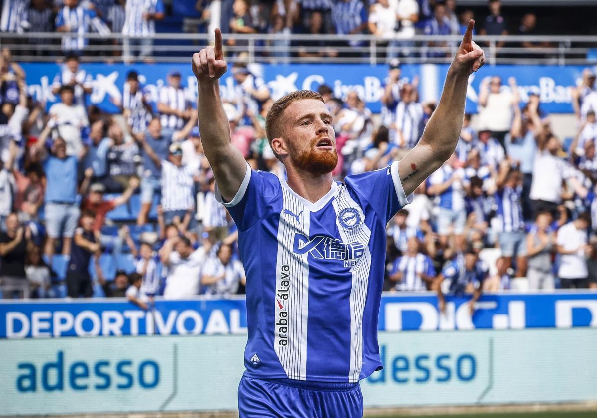 Carlos Vicente celebra un gol con el Alavés esta temporada.
