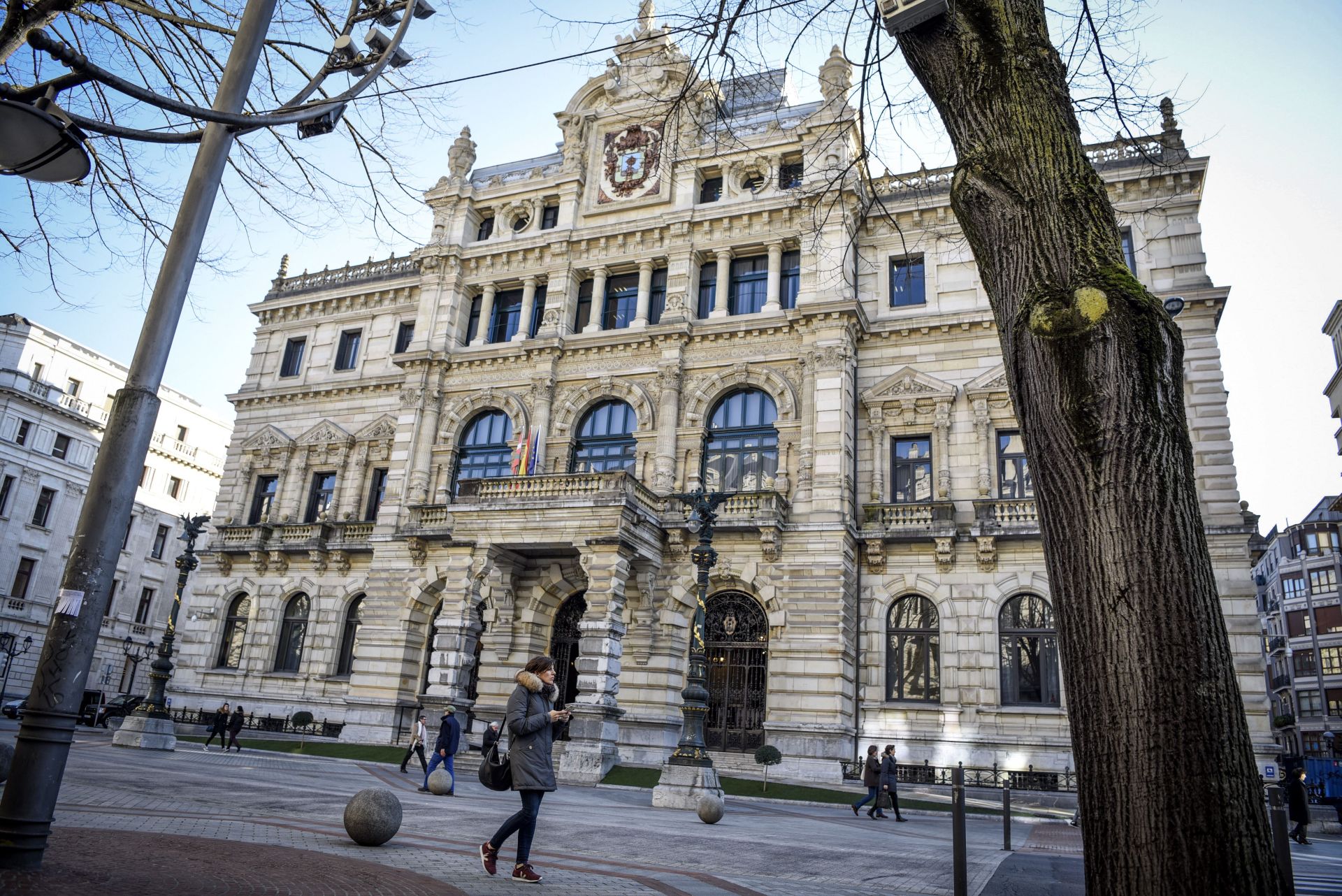 La Diputación reconoce que tener 31 sedes en Bilbao es «un problema»
