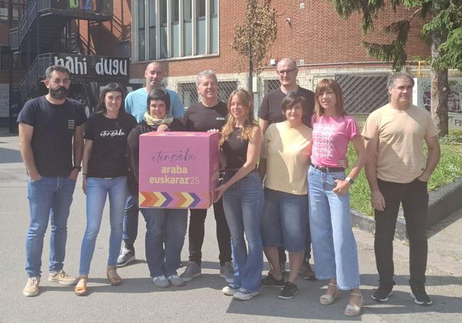 Representantes de las ocho ikastolas organizadoras.