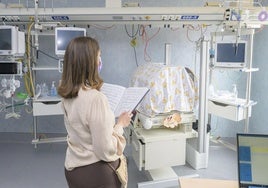 Una cantante durante una sesión de ópera en la unidad neonatal de Cruces