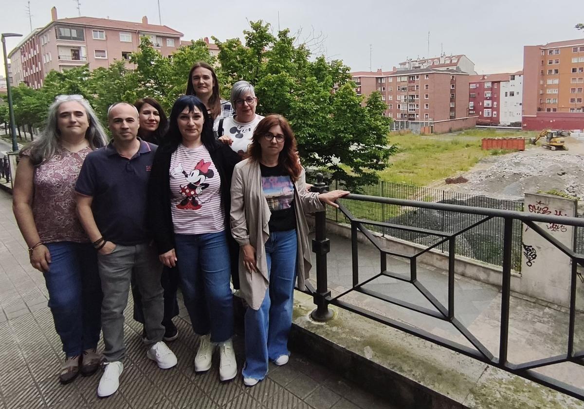 Varios representantes del AFA con el solar al fondo, ocupado desde hace meses por maquinaria y material de la obra de Los Fueros.