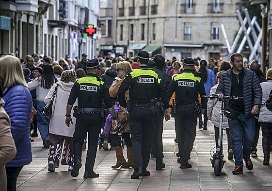 Policías locales patrullan a pie por una calle del centro de Vitoria.