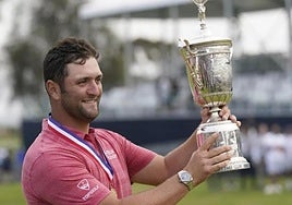Rahm posa sonriente con el trofeo que le acredita como ganador del US Open 2021.