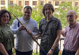 La alcaldesa, Ainhoa Salterain; el nuevo director de la tamborrada y su antecesor, Aritz Labrador y Jou González; Xabier Goitiandia, alumno decano de la 'Musika Eskola'.