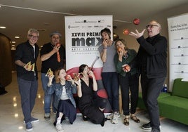 Los finalistas Jokin Oregi, Luis María Moreno, Aitziber Garmendia, Adrián García de los Ojos. Mireia Gabilondo y Fernando Bernués, con las manzanzas que simbolizan los Max.