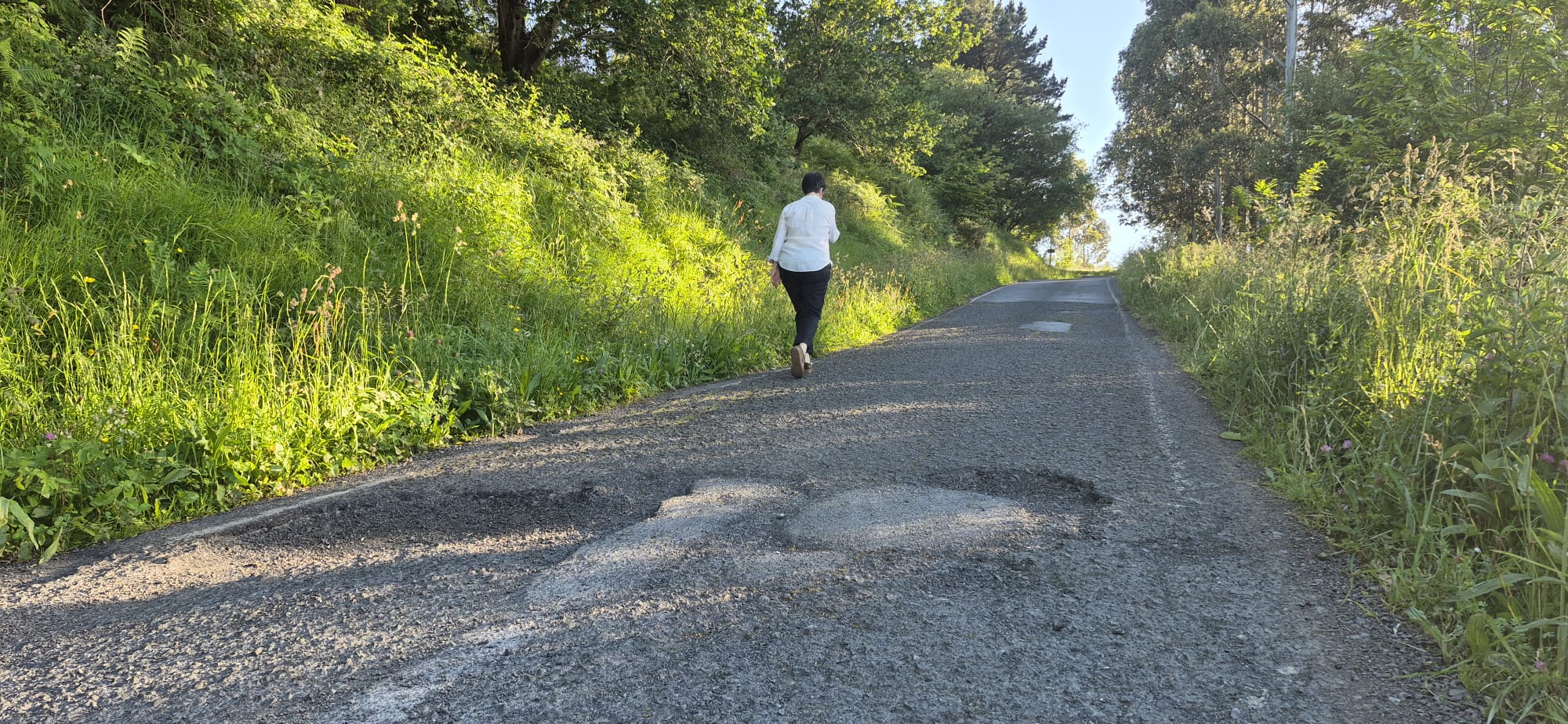 Bermeo repara los socavones del camino rural hacia Sollube ante las quejas vecinales