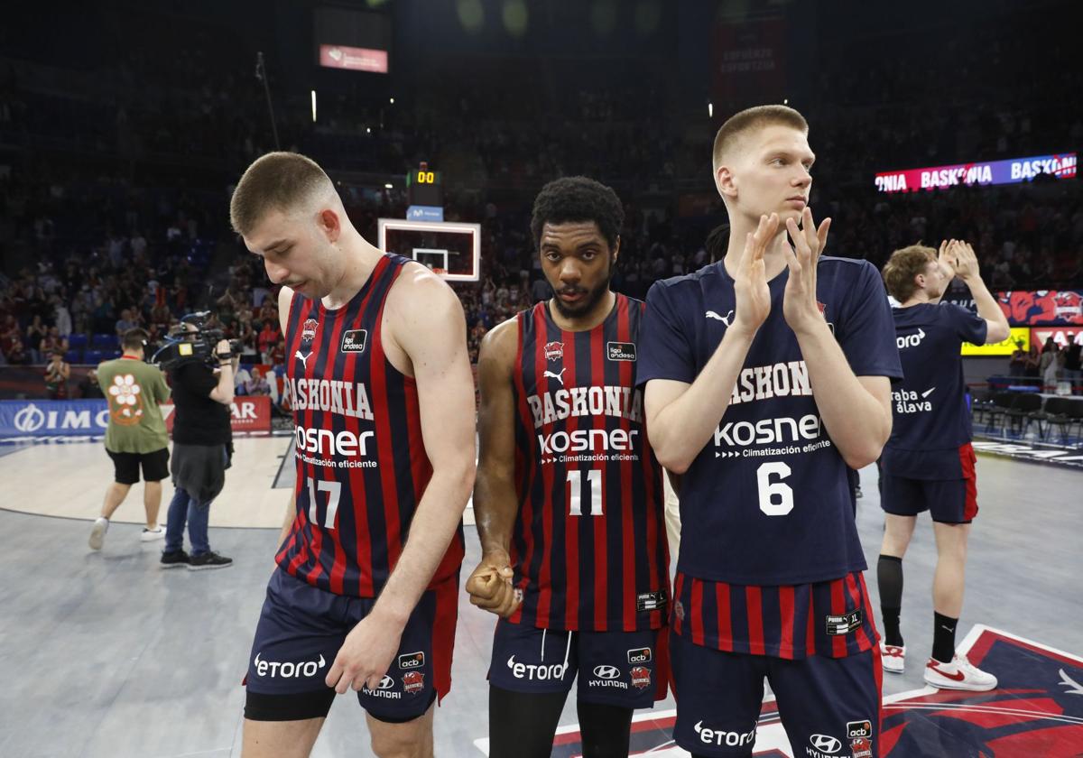 Los jugadores del Baskonia se despide de la afición tras el último partido.