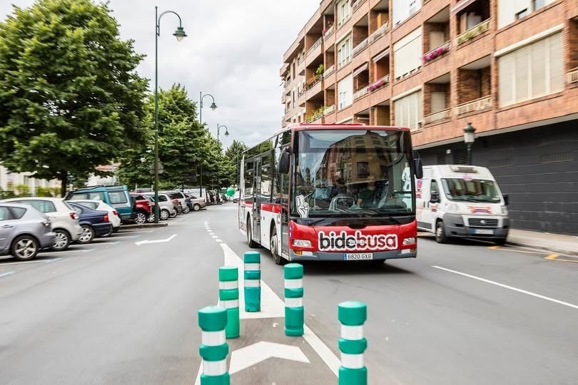 El Bidebusa de Gernika conecta los barrios periféricos con el centro urbano.