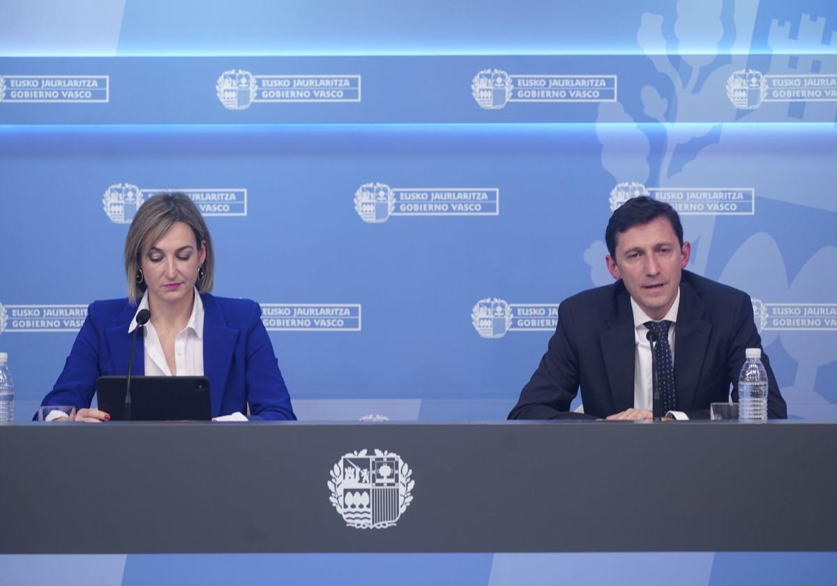 Los consejero María Ubarretxena y Noël d´Anjou, en rueda de prensa en Vitoria