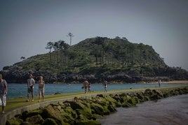 A la isla de Garraitz se accede caminando por el malecón de Lazunarri en marea baja.