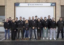 Endika Gil-Uriarte, noveno por la izquierda, junto al resto del equipo de Alias Robotics.