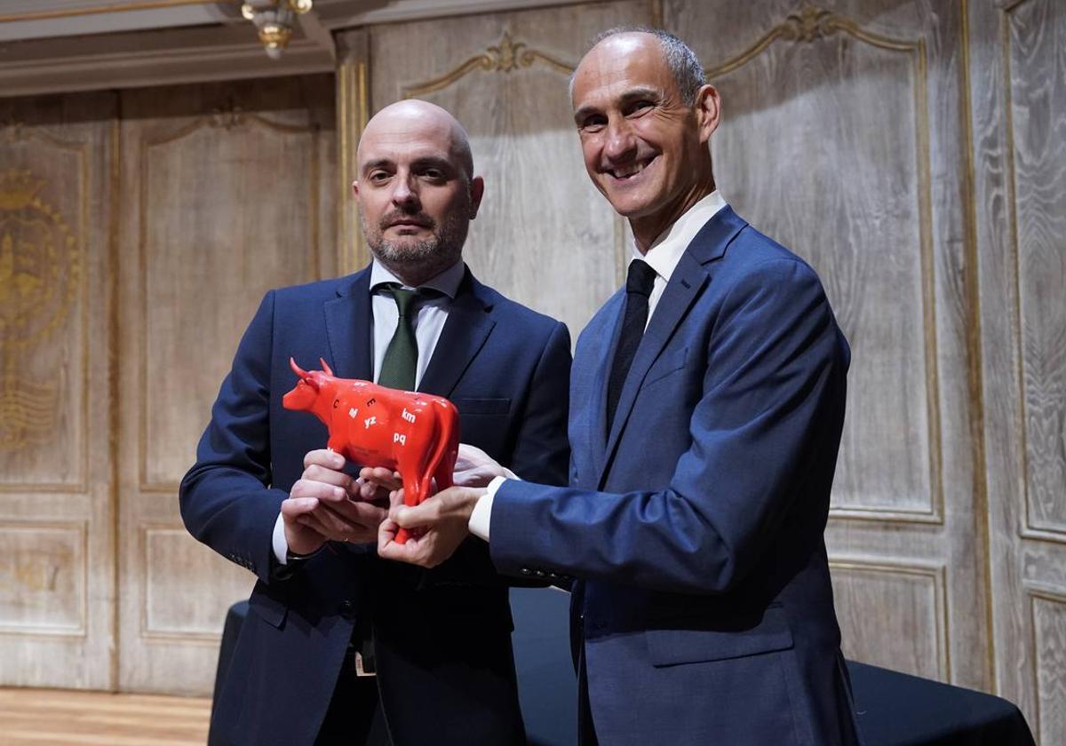 Héctor Esteban, subdirector de 'Las Provincias', y su director, Jesús Trelis, recogen el accésit del Premio de Periodismo.